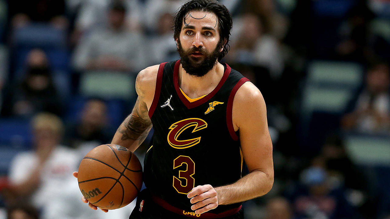 Ricky Rubio 桌布 壁紙 — 一位身穿黑色球衣、背號3的專注籃球運動員，在明亮的場館燈光下於激烈的比賽中運球。