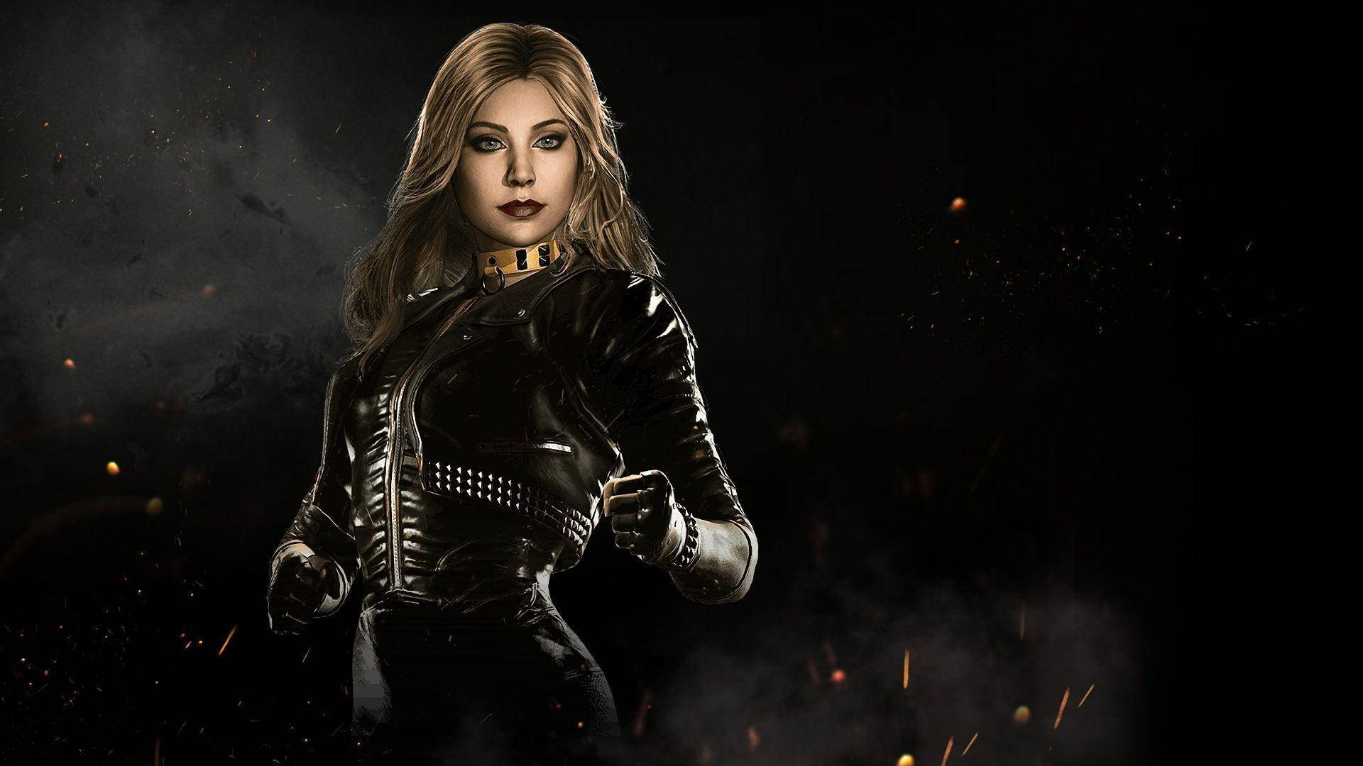 Black Canary 桌布 壁紙 — 一位身穿黑色皮衣的兇猛女戰士，在黑暗煙霧繚繞的背景中蓄勢待發，周圍漂浮著發光的餘燼。