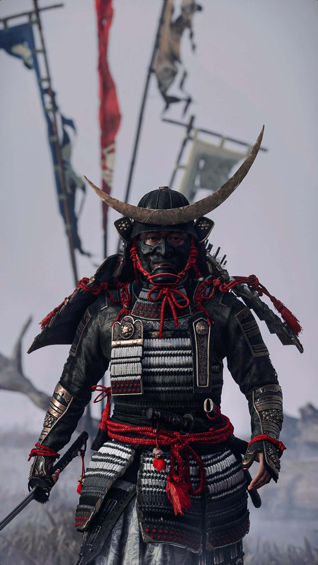 Samurai Armor 桌布 壁紙 — 一位身穿黑色盔甲、帶紅色點綴和角盔的武士戰士，莊嚴地站在迷霧戰場背景前。