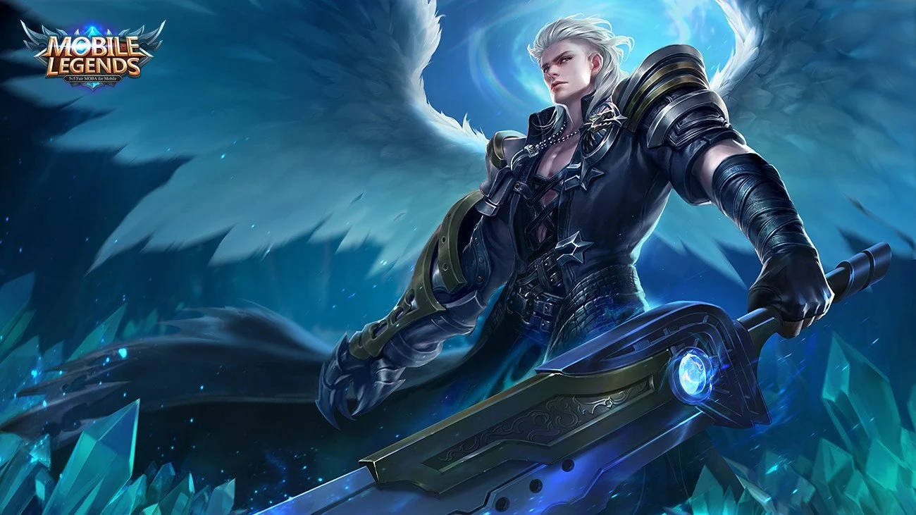 mobile legends logo 桌布 壁紙 — 一位身穿黑色盔甲、長有翅膀的戰士，在旋轉的宇宙天空下，於發光的藍色水晶中揮舞著一把發光的劍。