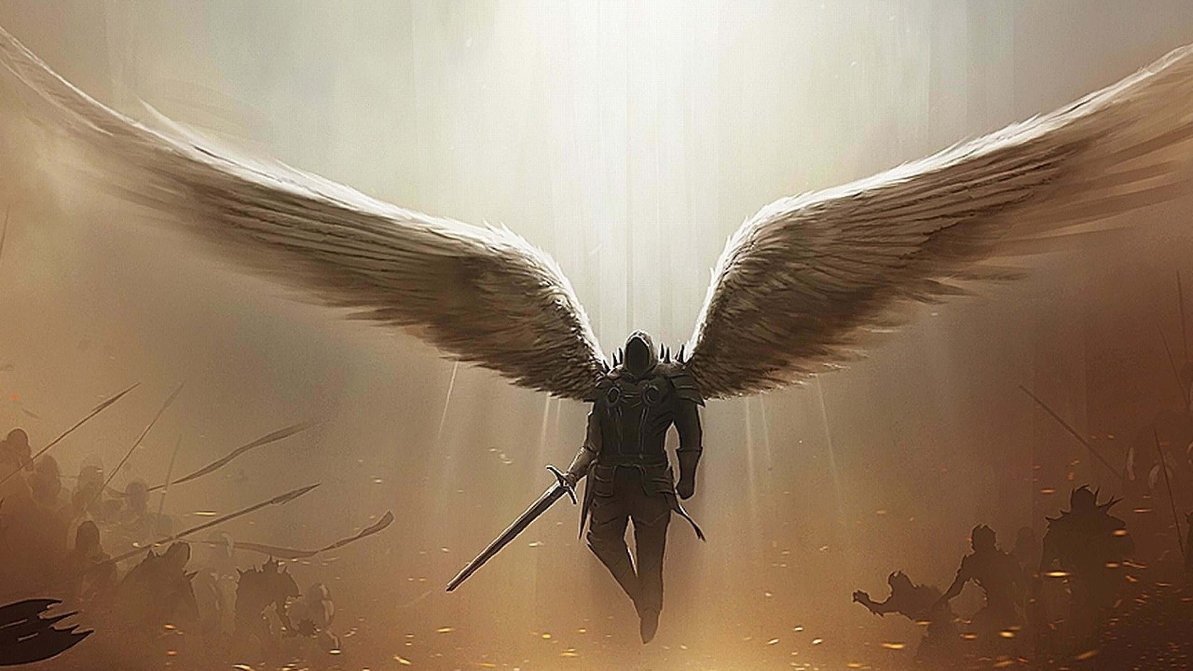 Angel Wings 桌布 壁紙 — 一位身穿黑色盔甲、長有翅膀的戰士，手持發光劍在戰場上空翱翔，金色光芒穿透煙霧瀰漫的薄霧。