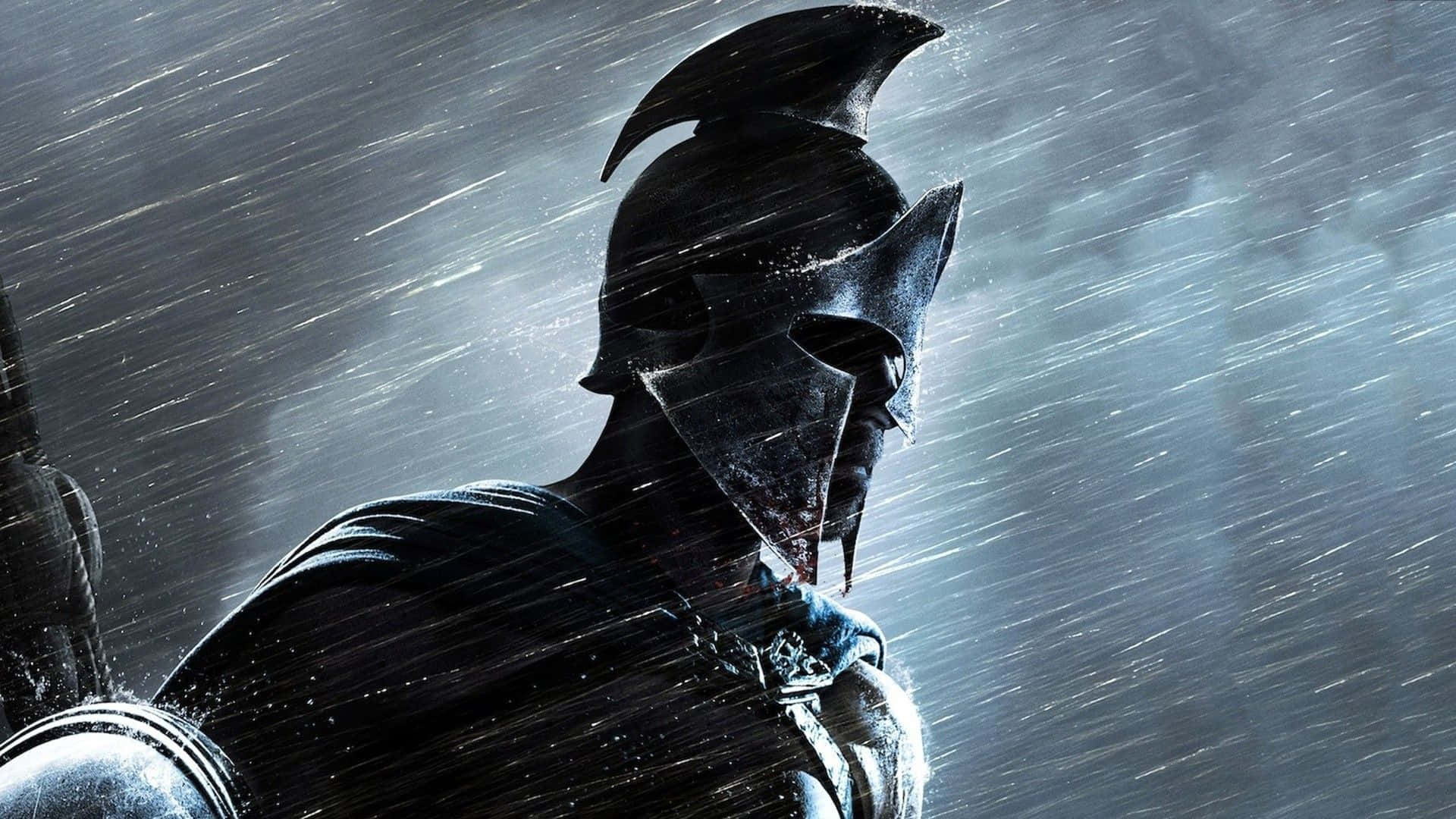 Warrior HD 桌布 壁紙 — 一位身穿黑色盔甲的斯巴達戰士在傾盆大雨中堅定站立，雨水劃過他身後灰色的天空。