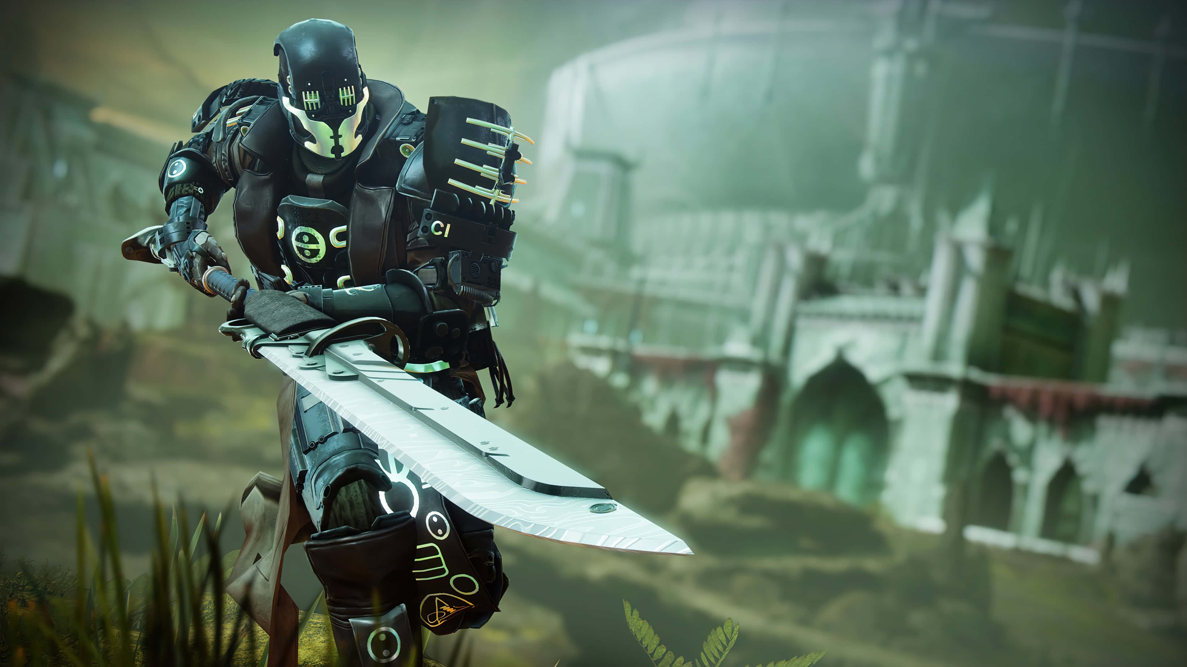 Titan Destiny 2 4K 桌布 壁紙 — 一位身穿黑色盔甲的未來戰士，在霧氣瀰漫的哥德式建築廢墟中揮舞著發光的劍。