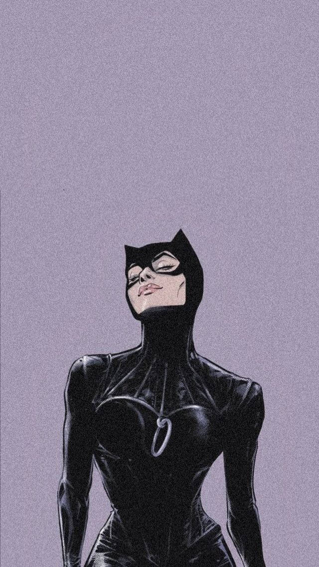 Catwoman 桌布 壁紙 — 一位身穿黑色緊身西裝的貓女自信地站在帶有細微顆粒紋理的柔和紫色背景前。