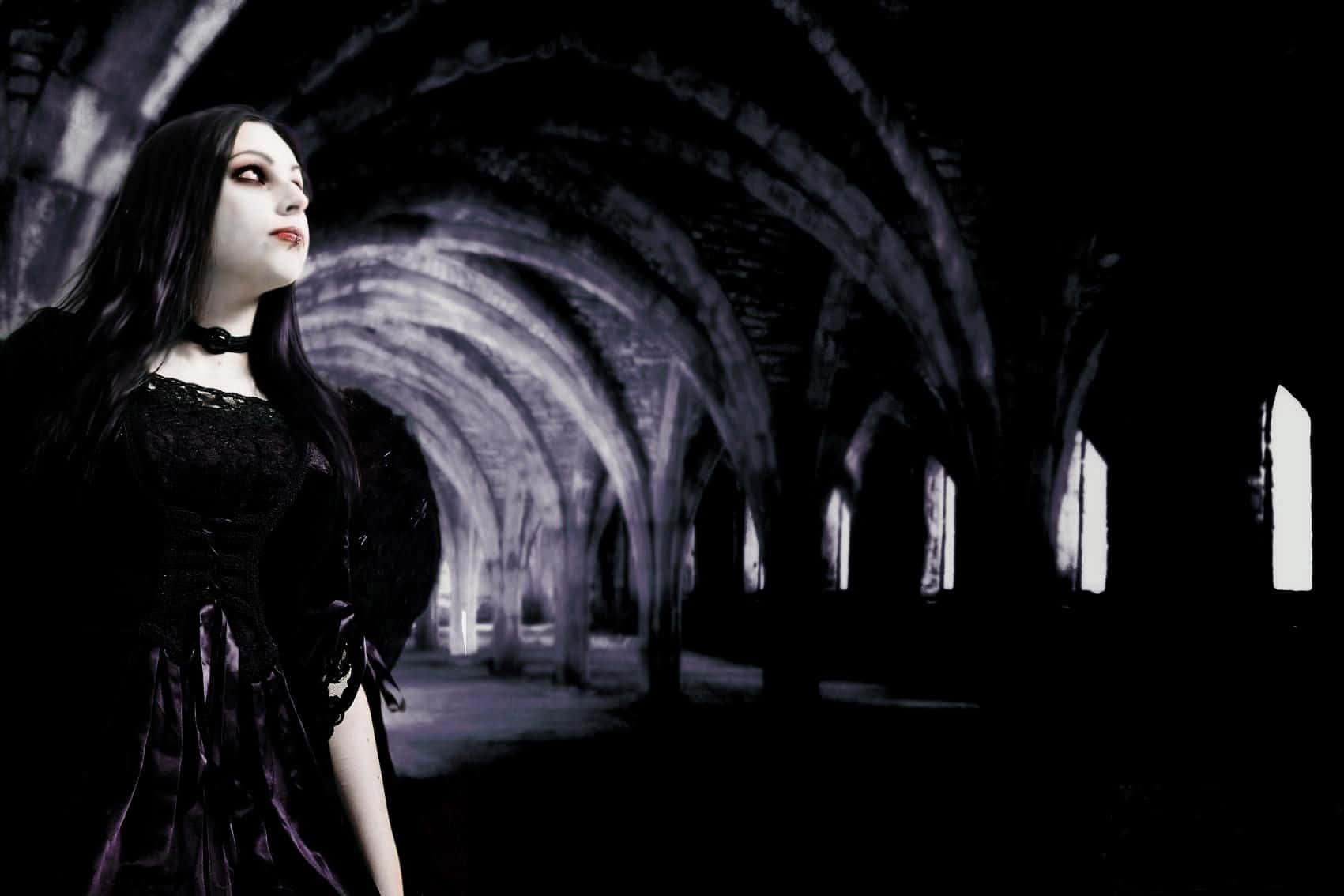 Gothic Aesthetic 桌布 壁紙 — 一位身穿黑色蕾絲的哥德式女性站在昏暗的拱形石頭走廊中，詭異的光線從高窗中透入。