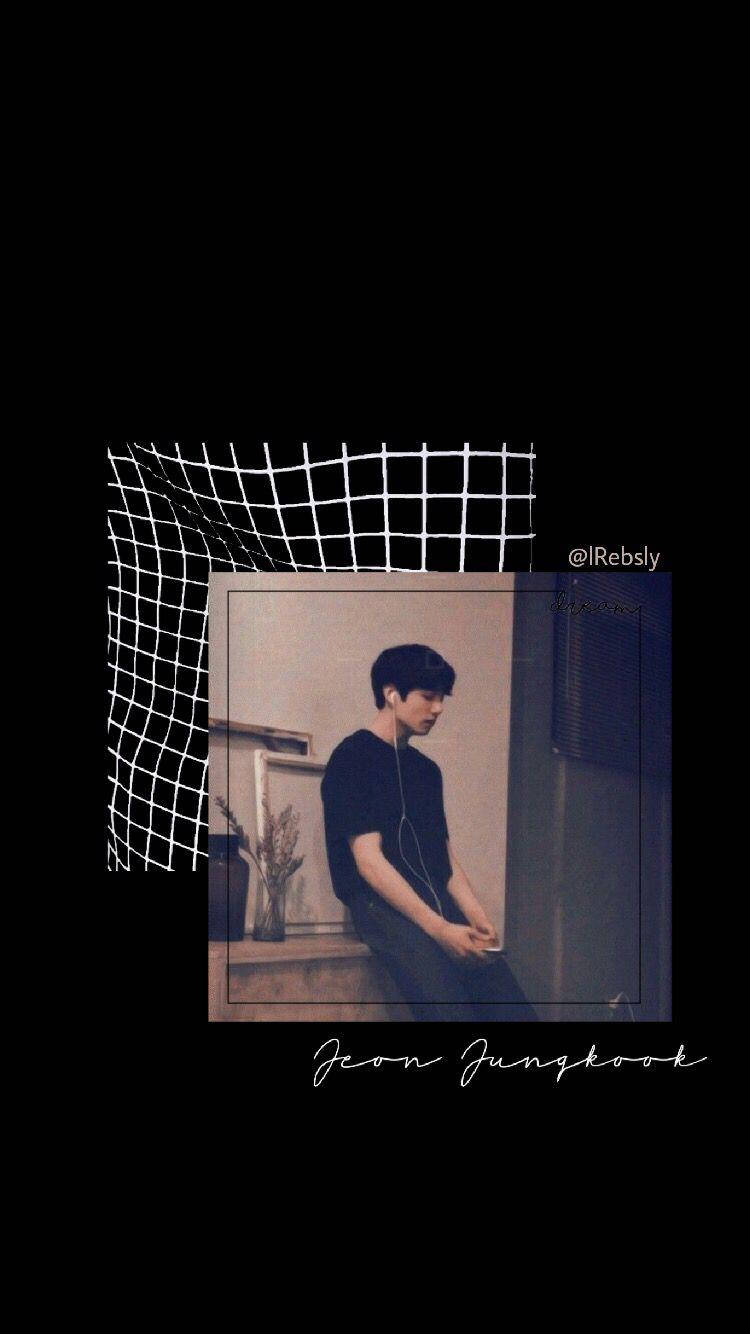 Jungkook Aesthetic 桌布 壁紙 — 一位身穿黑色襯衫的年輕男子在室內靜靜地坐著，戴著耳機，以白色網格覆蓋在深色背景上作為框架。