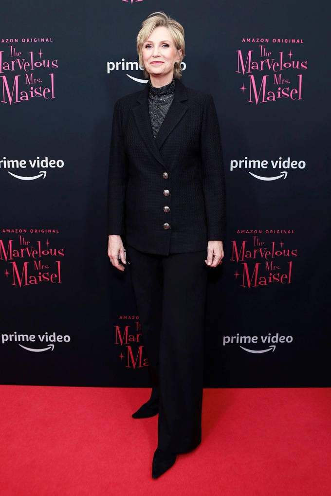 Celebrity 桌布 壁紙 — 一位身穿黑色西裝的女性站在紅地毯上，背景是品牌Amazon Prime Video。