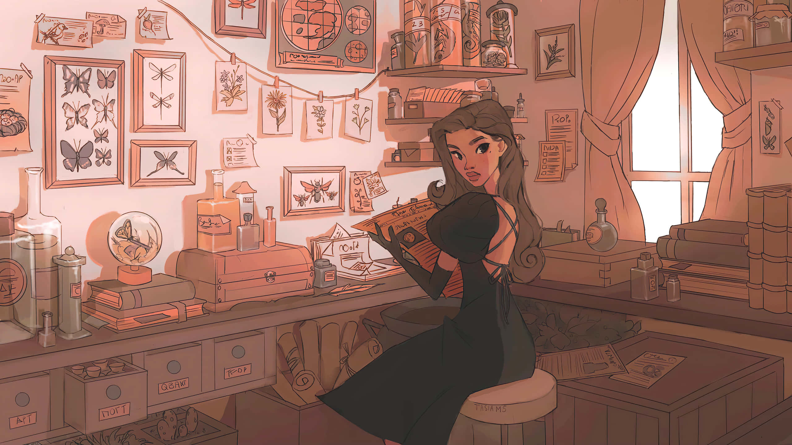Witchy Desktop 桌布 壁紙 — 一位身穿黑色連衣裙的女性坐在一張雜亂的書桌前，身處一個燈光溫暖、充滿植物標本和古董書的復古風格書房。