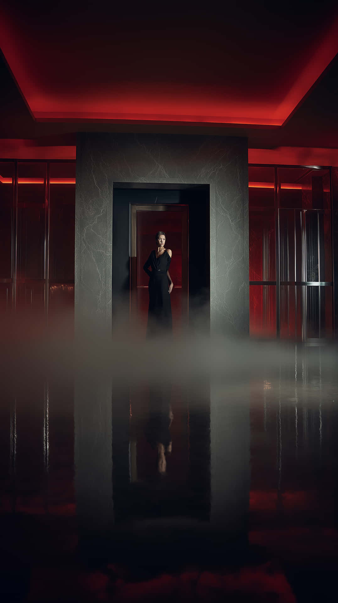 Ultra-realistic cinematic still of a mysterious woman 壁紙 — 一位身穿黑色連衣裙的女性站在門口，周圍是紅色霓虹燈和霧氣籠罩的反光大理石地板。