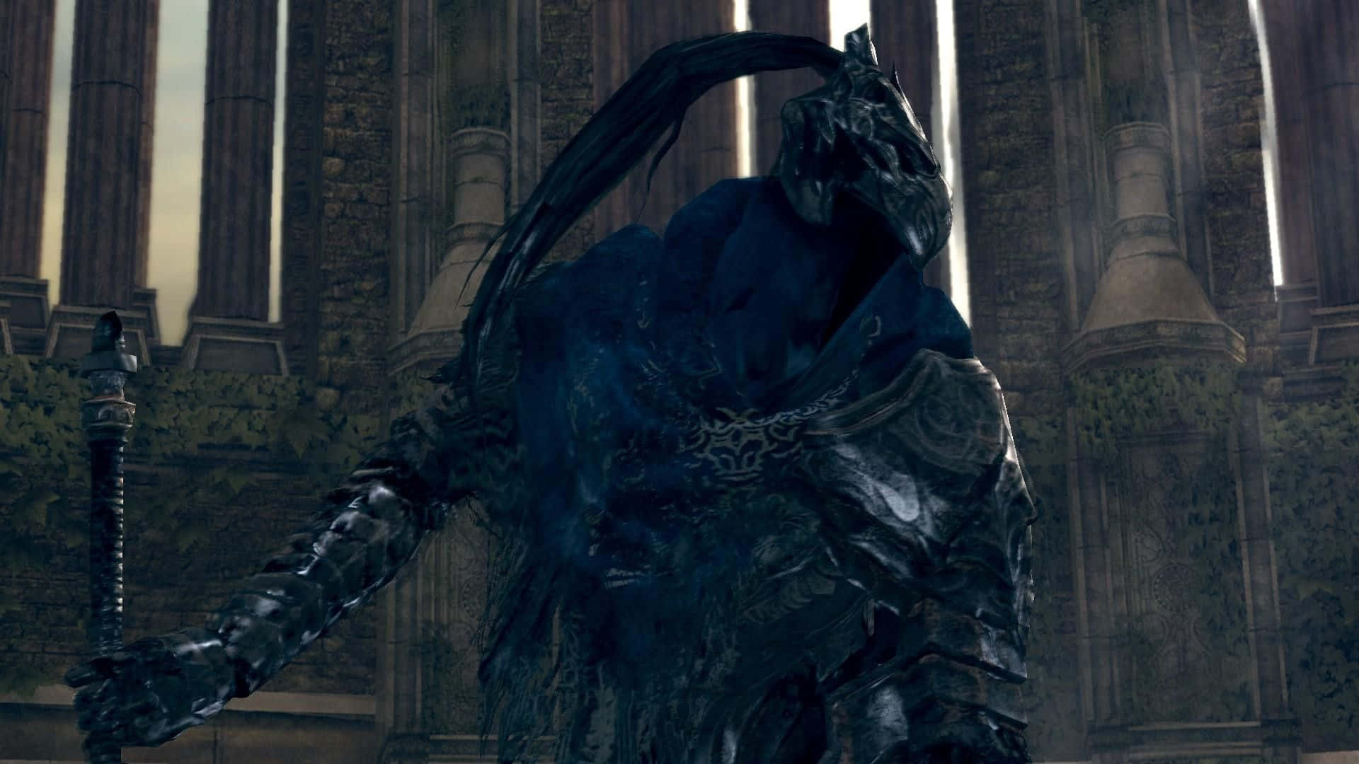 Artorias The Abysswalker 桌布 壁紙 — 一位身穿黑色長披風的暗色盔甲騎士，站在一座有高柱和藤蔓的破敗石造大教堂中。