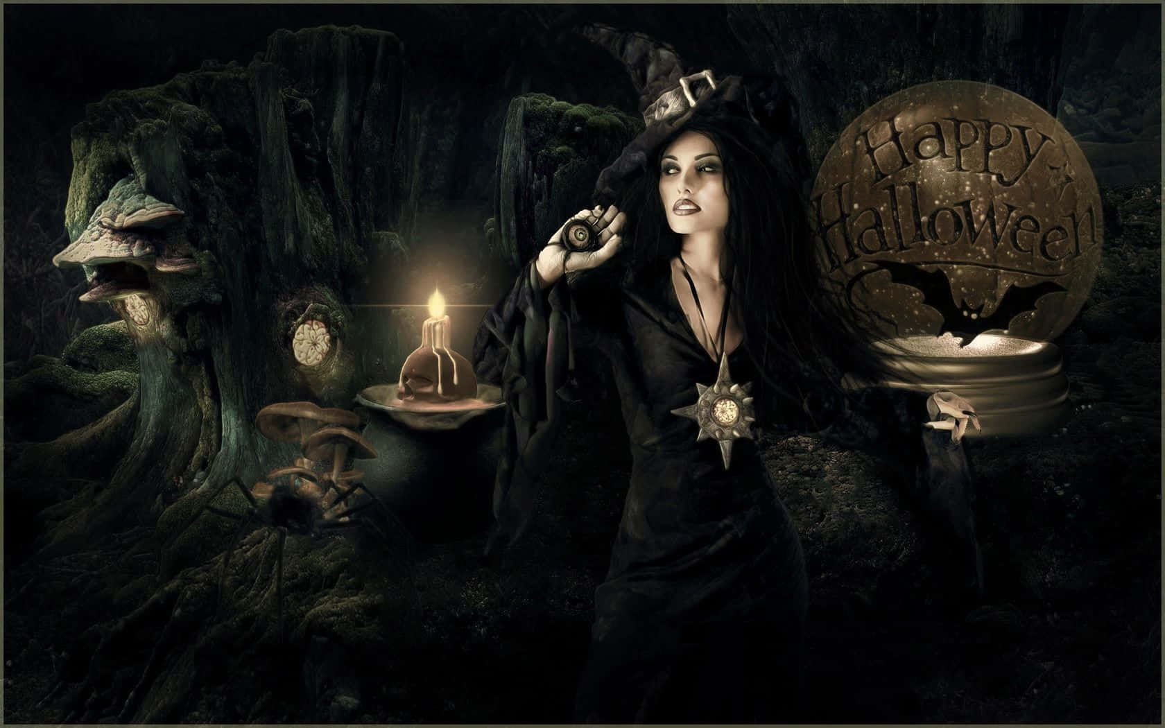 Witchy 桌布 壁紙 — 一位身穿黑色長袍和帽子的女巫站在黑暗的森林中，手持一個帶有「Happy Halloween」和蝙蝠圖案的水晶球，旁邊有一根發光的蠟燭和一棵多節的樹。