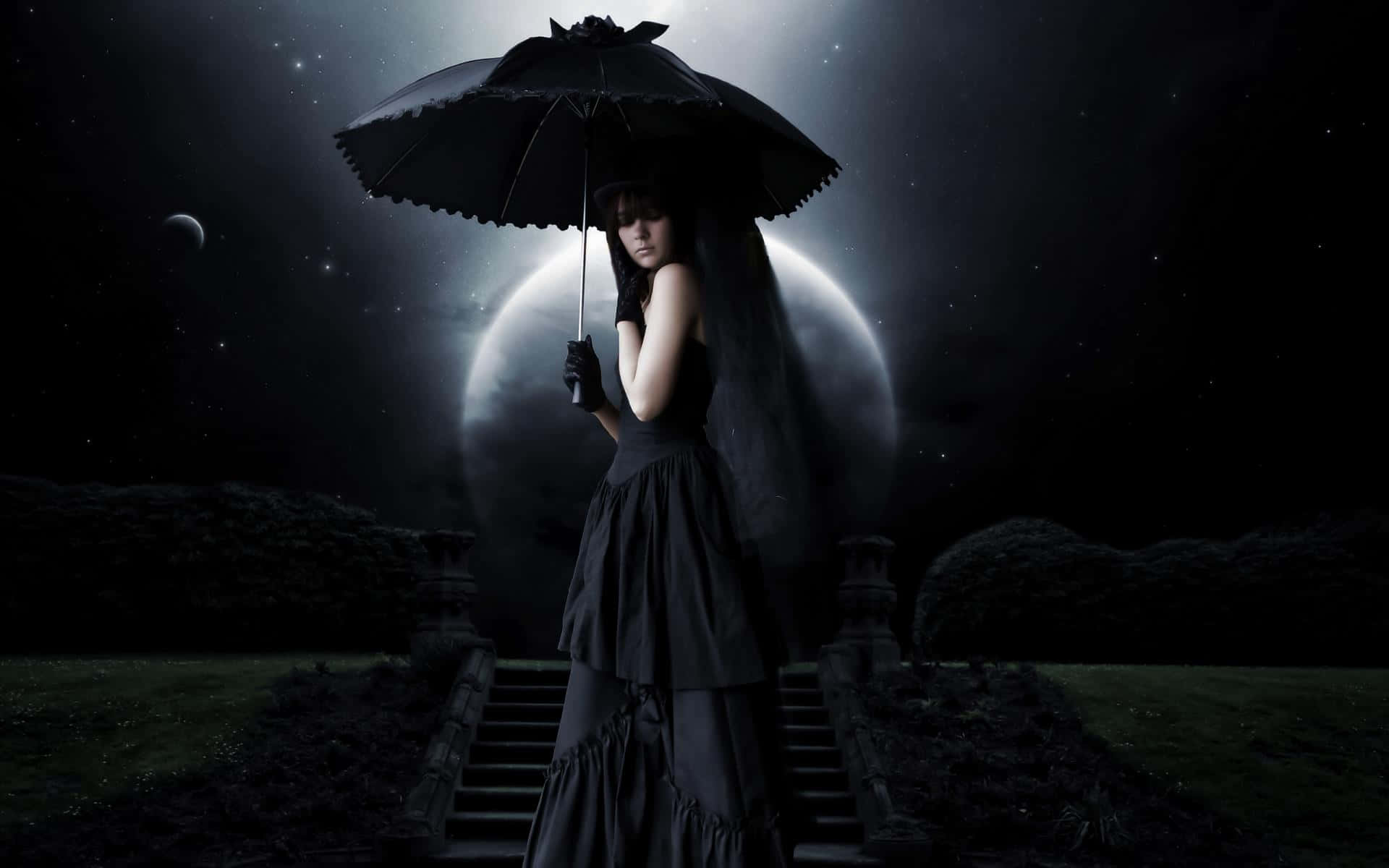 Umbrella 桌布 壁紙 — 一位身穿黑色長袍的女性在星光燦爛的夜晚花園中，在發光的月亮下拿著一把蕾絲邊雨傘。