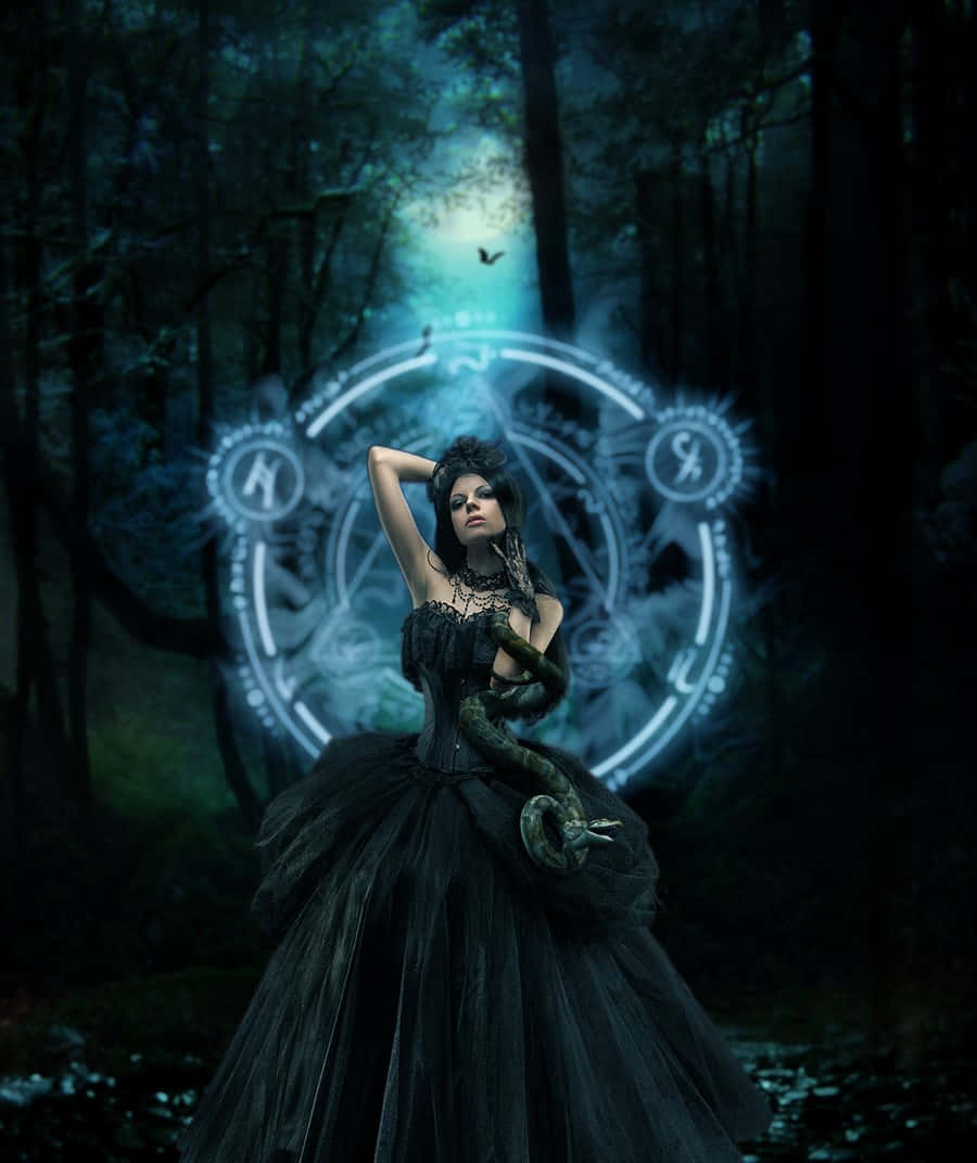 Dark Magic 桌布 壁紙 — 一位身穿黑色長袍的女性站在黑暗的森林中，身後有一個發光的神秘圓圈，一條蛇纏繞在她的手臂上。