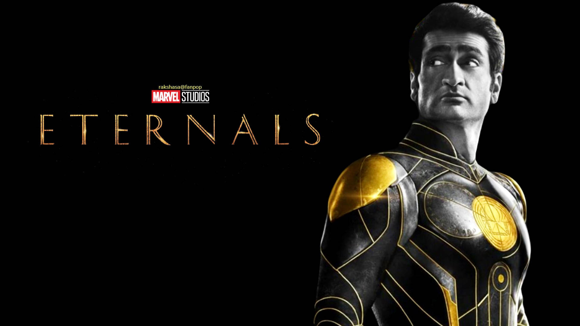 Eternals 桌布 壁紙 — 一位身穿黑金盔甲的超級英雄站在黑色背景前，帶有發光金色文字的Eternals字樣。