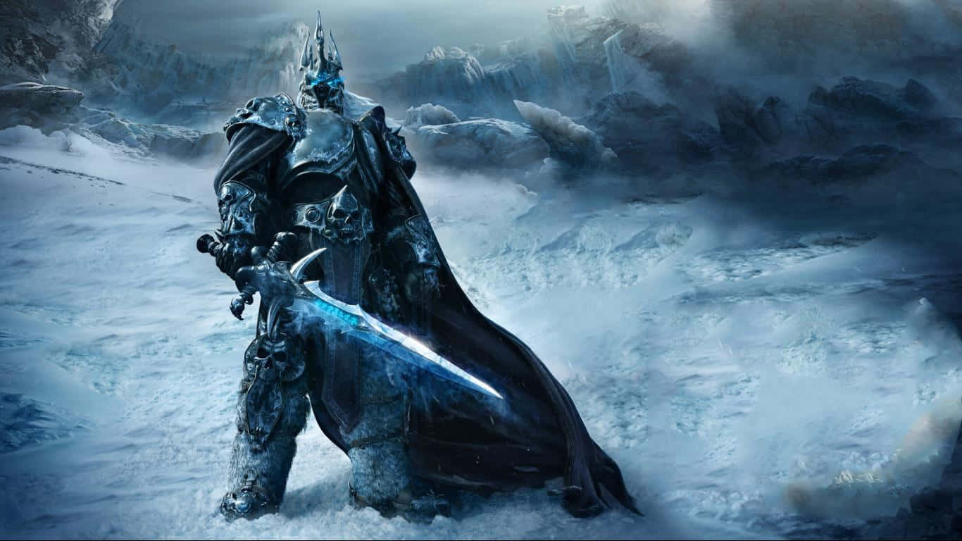 電玩遊戲 桌布 壁紙 — 一位身著華麗盔甲的冰霜戰士在暴風雪中挑釁地站立，揮舞著發光的藍色劍，對抗崎嶇的冰封景觀。