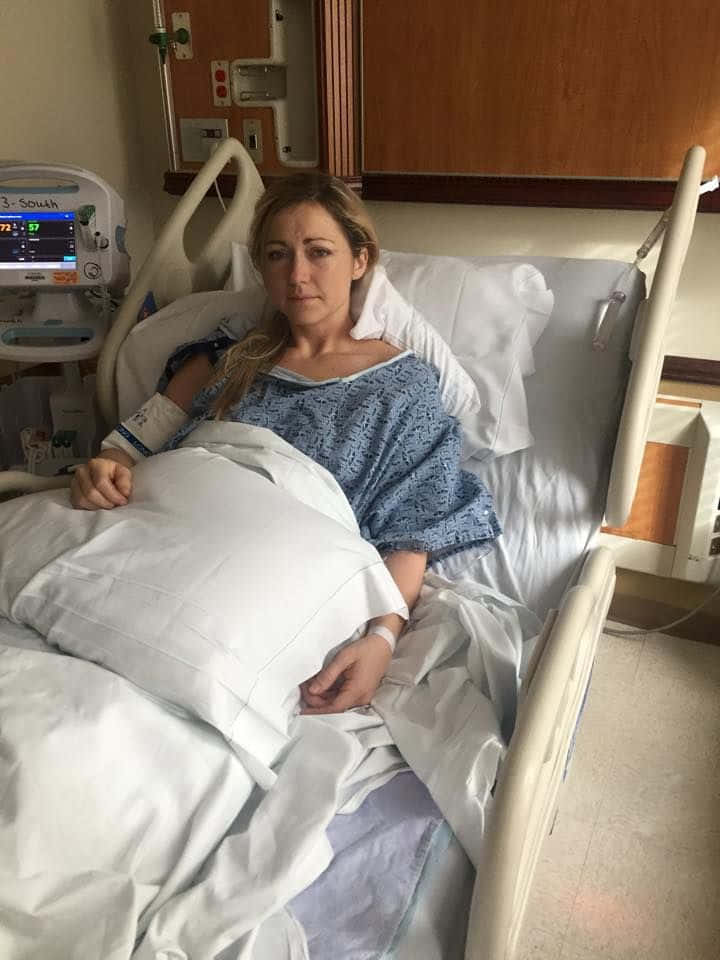 一位躺在醫院病床上的女性，身旁有監視器 壁紙