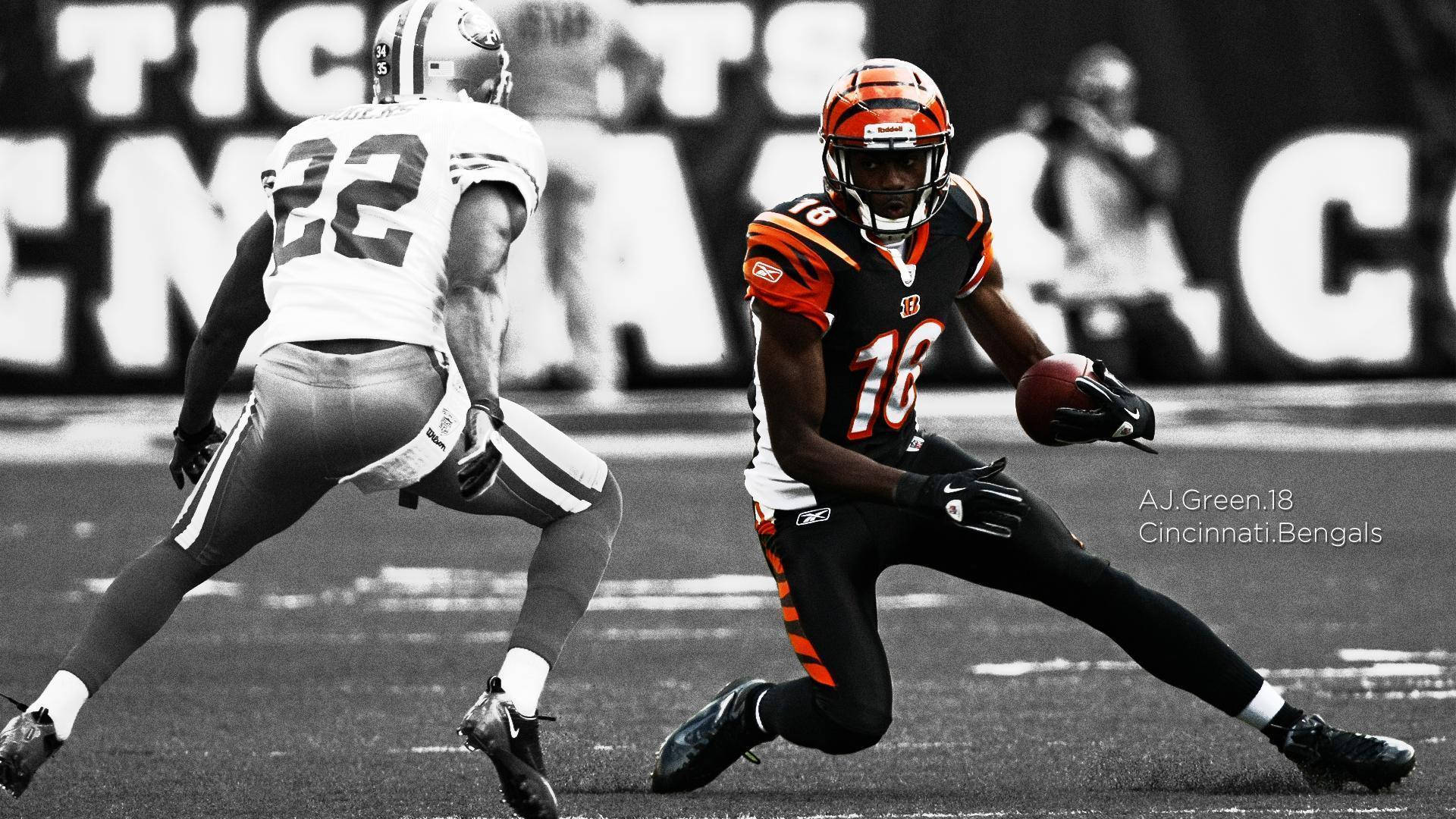 NFL 美式足球 桌布 壁紙 — 一位辛辛那提猛虎隊球員身穿橙色和黑色球衣，帶著美式足球奔跑，而一位身穿白色的舊金山49人隊防守球員在黑白球場上追趕他。