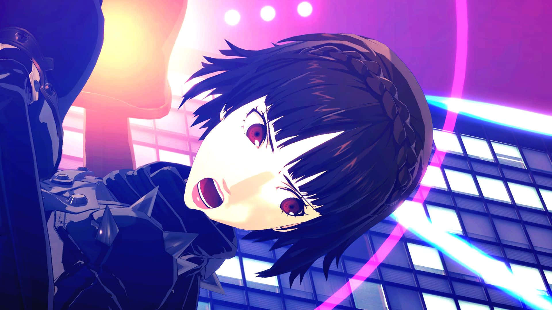 Persona 5 Strikers 桌布 壁紙 — 一位辮子黑髮紅眼的動漫女孩，在霓虹燈光閃爍的都市背景下向上仰望，周圍有粉紅和藍色的光芒。