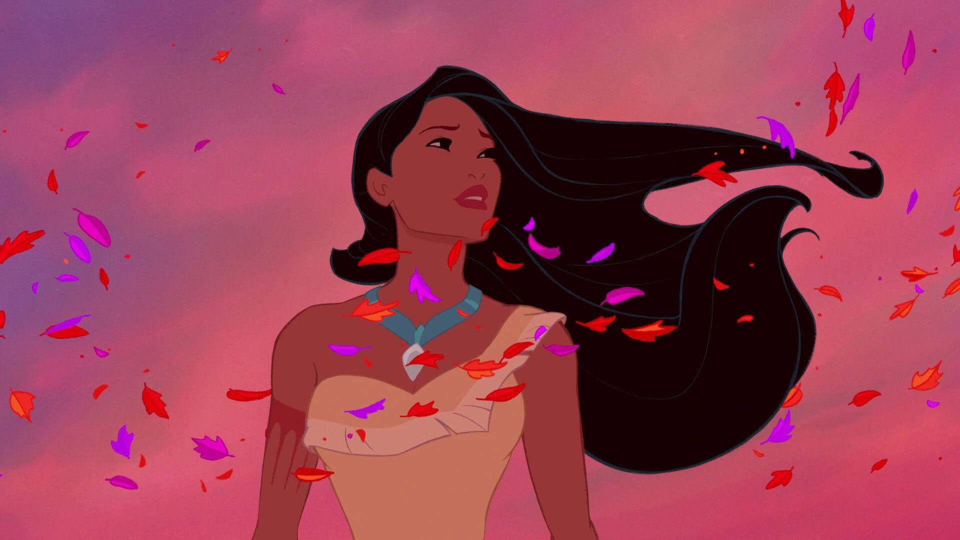 Pocahontas 桌布 壁紙 — 一位迪士尼動畫公主，擁有飄逸的黑髮，站在粉紅色天空下，周圍飄落著紅色和紫色的樹葉。