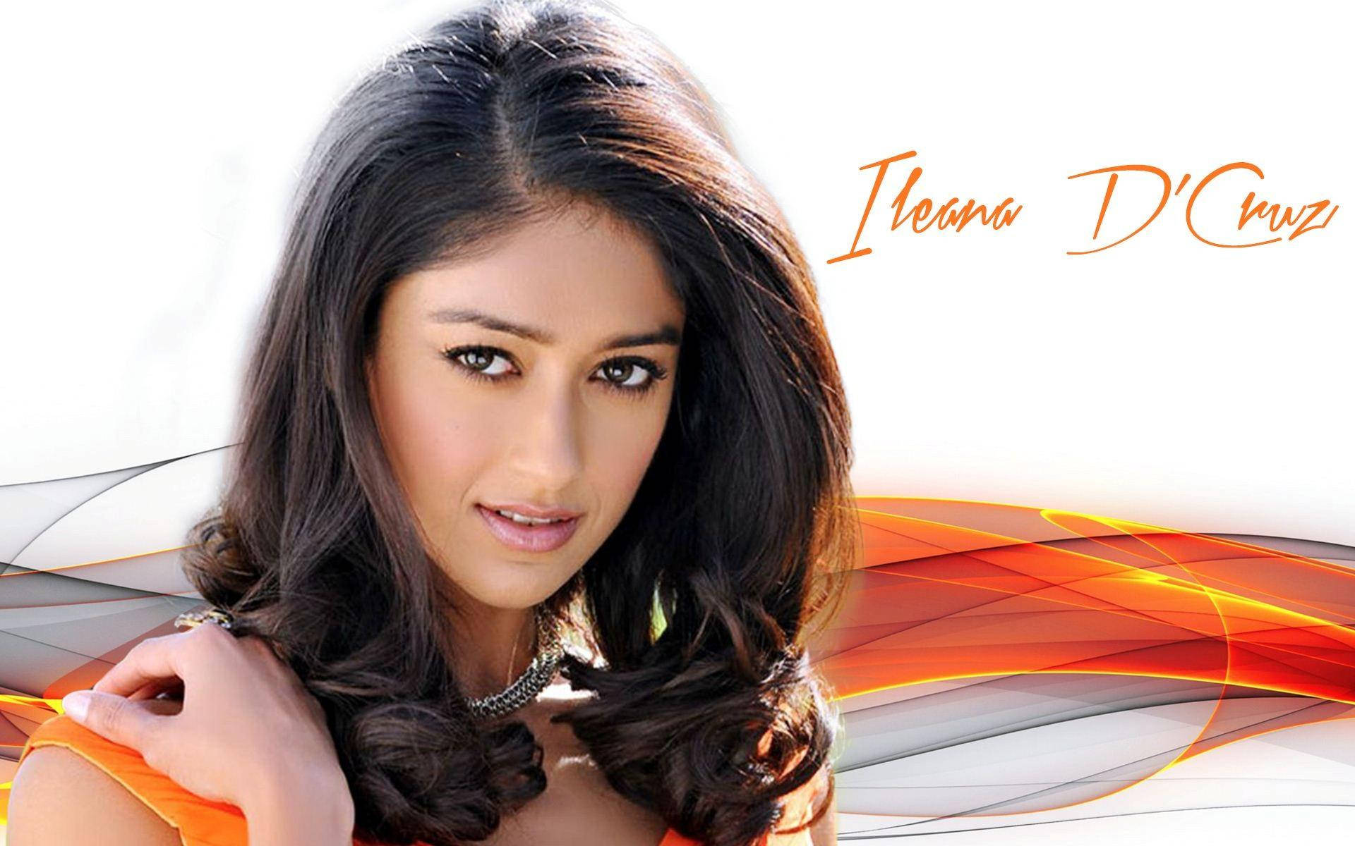 Ileana D'cruz 桌布 壁紙 — 一位迷人女性，深色波浪長髮，在白色背景上微笑，背景有流動的橙色和灰色抽象條紋。