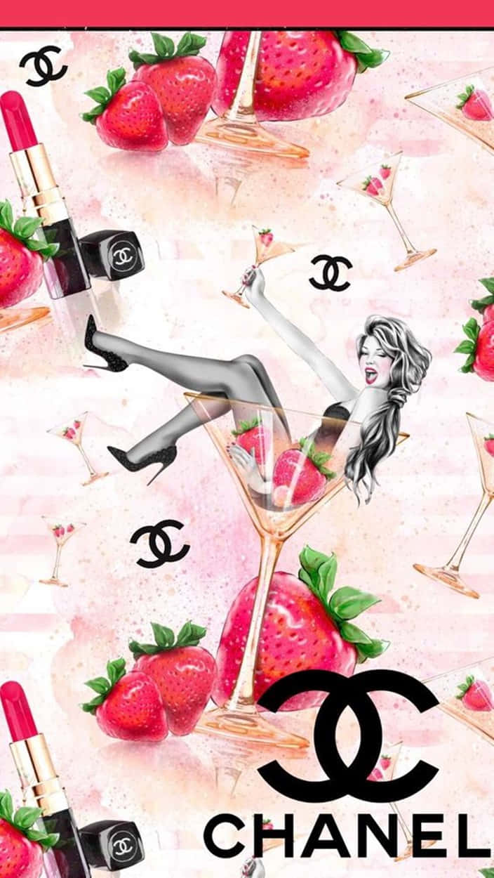 Chanel Aesthetic 桌布 壁紙 — 一位迷人女性在水彩風格中，躺於馬丁尼杯內，周圍環繞著草莓和Chanel標誌。