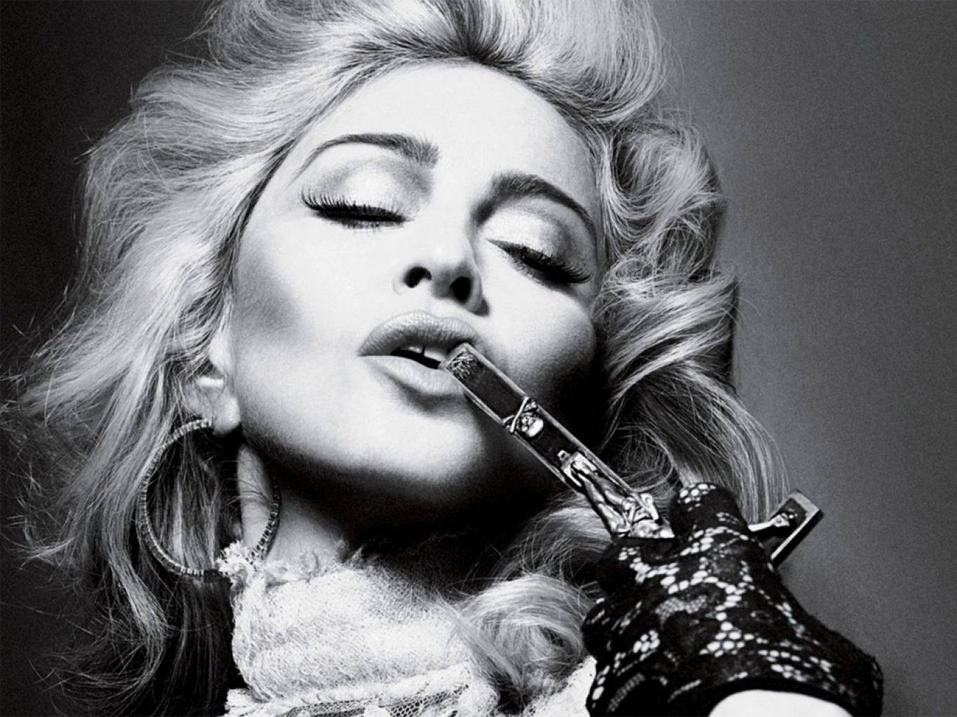 Madonna 桌布 壁紙 — 一位迷人女性閉上眼睛，擁有豐盈金髮，在戲劇性的黑白肖像中將匕首貼在唇邊。