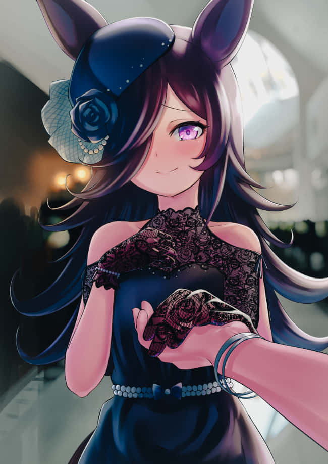 Goth 桌布 壁紙 — 一位迷人的動漫女孩，紫色頭髮和貓耳朵，穿著深藍色蕾絲連衣裙，手持玫瑰，溫柔微笑。