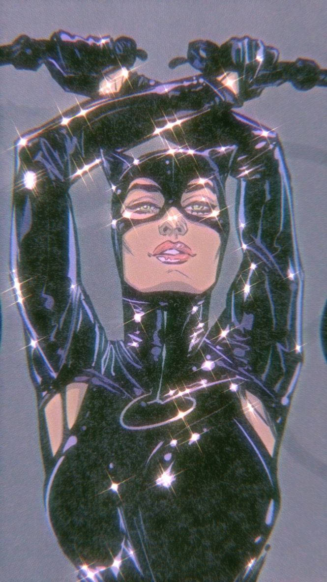 Catwoman 桌布 壁紙 — 一位迷人的貓女穿著閃亮的黑色套裝，舉起雙臂擺姿勢，閃爍的光芒在她的身上閃耀，背景是柔和的灰色。