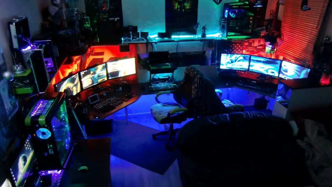 遊戲 桌布 壁紙 — 一位遊戲玩家坐在昏暗的房間中，被多個顯示器和自訂電腦機殼發出的霓虹藍光和紅光所籠罩。