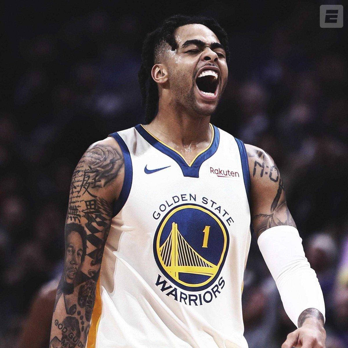 NBA 桌布 壁紙 — 一位金州勇士籃球運動員在比賽中高喊勝利，手臂上的刺青清晰可見。
