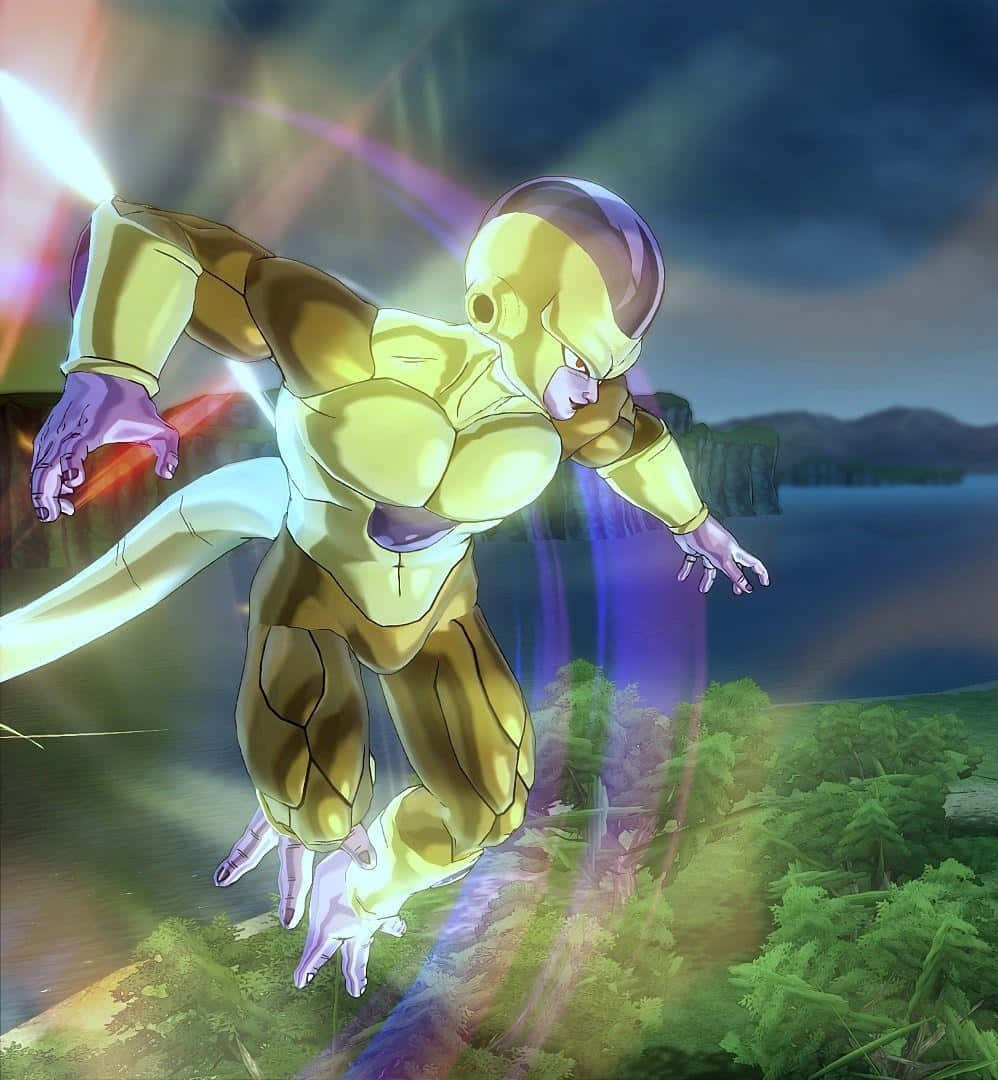 Golden Frieza 桌布 壁紙 — 一位金色裝甲戰士，擁有紫色雙手，在黃昏時分動態地飛翔於茂密的綠色森林之上，散發出耀眼的光芒能量束。
