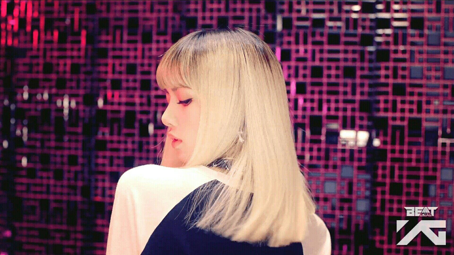 穿著黑白上衣的金髮女生，在發光的像素牆前轉頭越過肩膀。 — BLACKPINK Lisa GIF 壁紙
