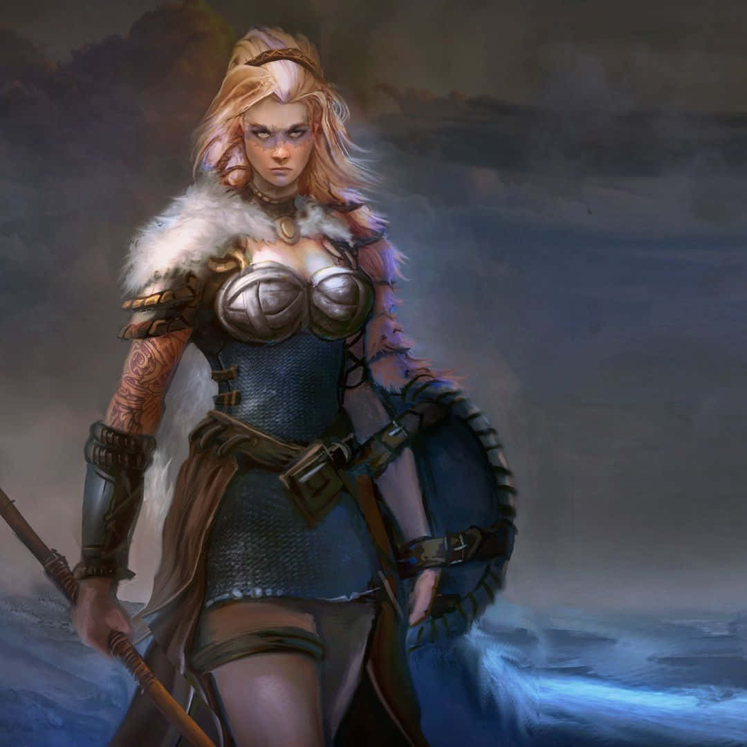 Female Viking Warriors 桌布 壁紙 — 一位金髮、身穿毛皮邊飾盔甲的兇猛女戰士，在黑暗的天空下，挑釁地站在波濤洶湧的大海前。