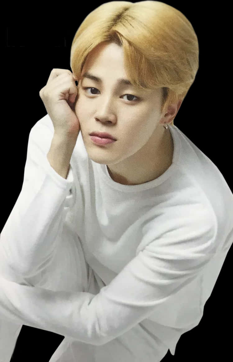 BTS 桌布 壁紙 — 一位金髮、身穿白色長袖襯衫的年輕男子在黑色背景前擺姿勢，手靠近耳朵。