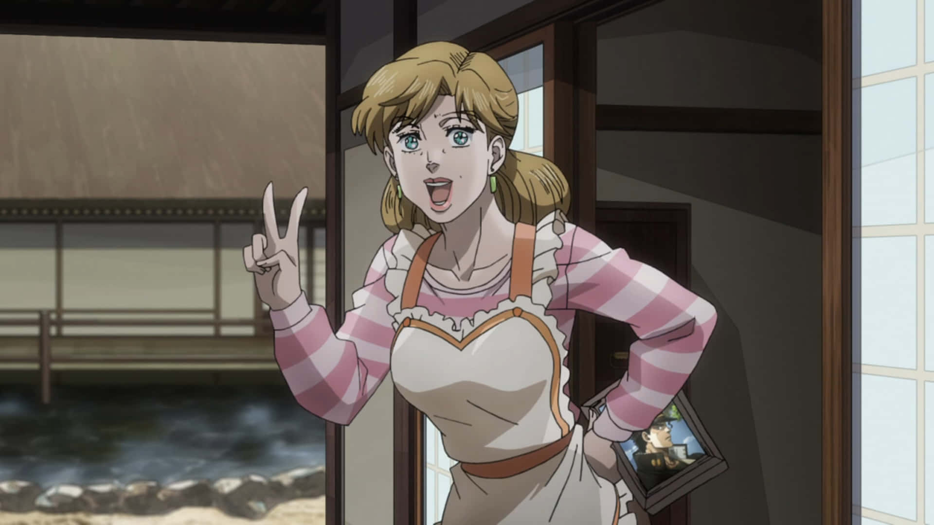 Stardust Crusaders 桌布 壁紙 — 一位金髮、身穿粉紅條紋襯衫和圍裙的開朗動漫女孩，在俯瞰水面的木門旁比出和平手勢。