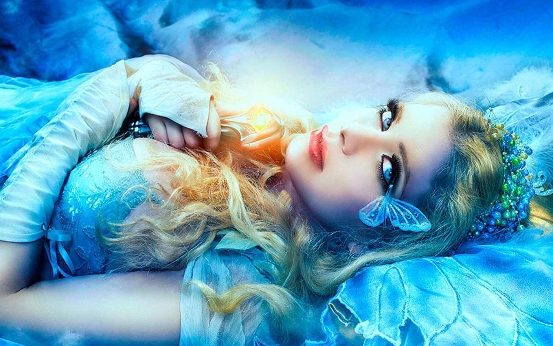 Beautiful Artistic 桌布 壁紙 — 一位金髮並擁有蝴蝶翅膀的女性躺在藍色空靈的光芒中，身穿閃閃發光的長袍，手持發光球體。