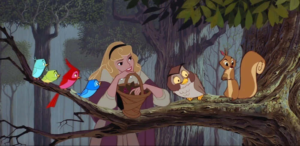 sleeping beauty 桌布 壁紙 — 一位金髮公主微笑著拿著籃子，色彩繽紛的鳥類和森林生物聚集在她周圍的樹枝上。
