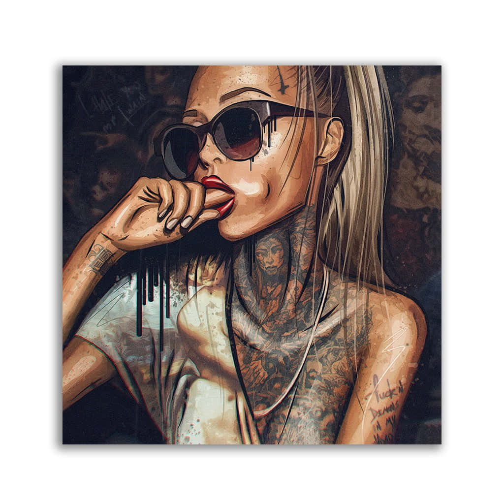 Tattoo Girl 桌布 壁紙 — 一位金髮刺青女子戴著太陽眼鏡，咬著嘴唇，墨水從臉上滴落，呈現 gritty 的城市肖像。