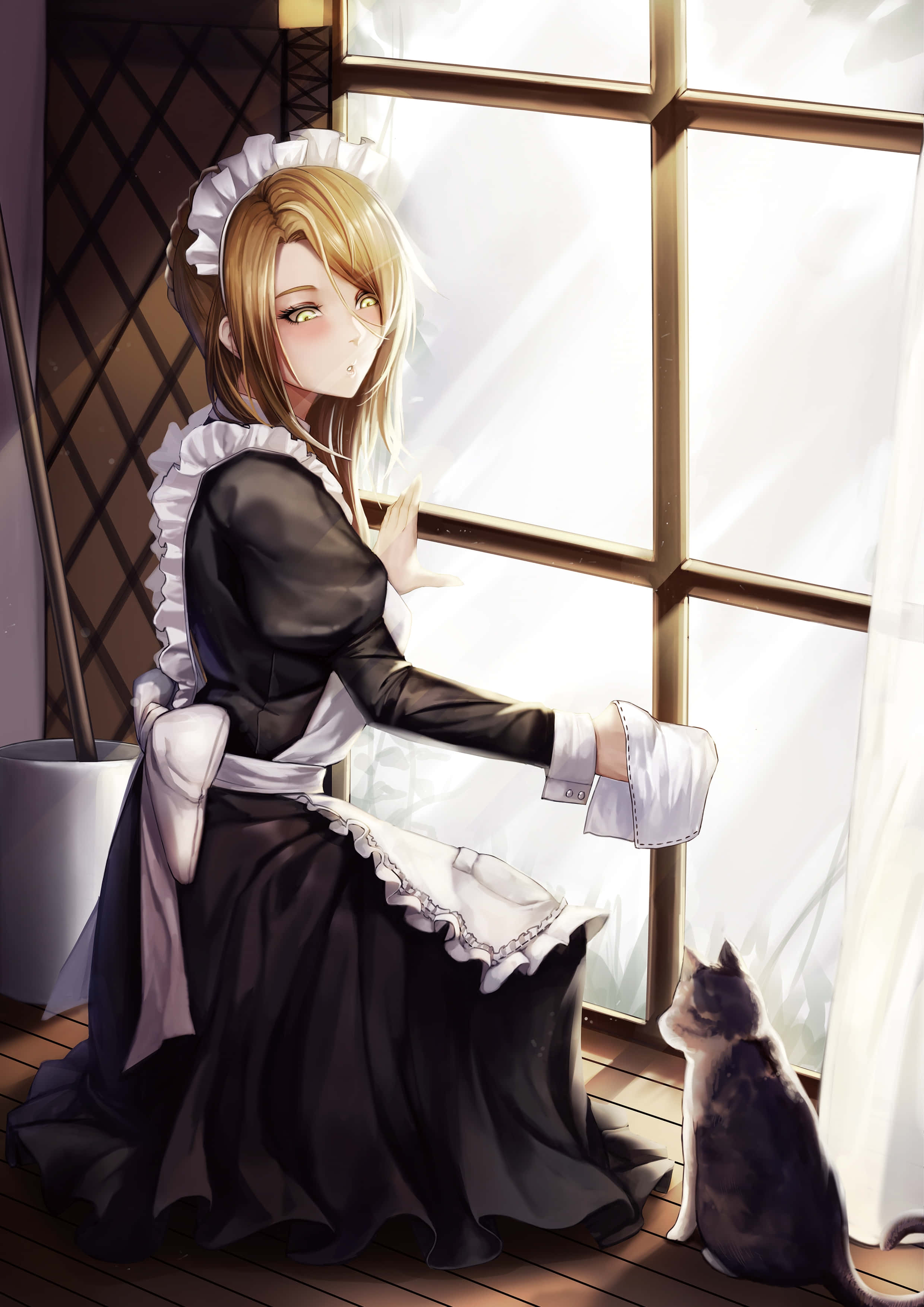 動漫女孩 桌布 壁紙 — 一位金髮動漫女僕穿著黑白制服，坐在陽光照射的窗邊，旁邊有一隻貓。
