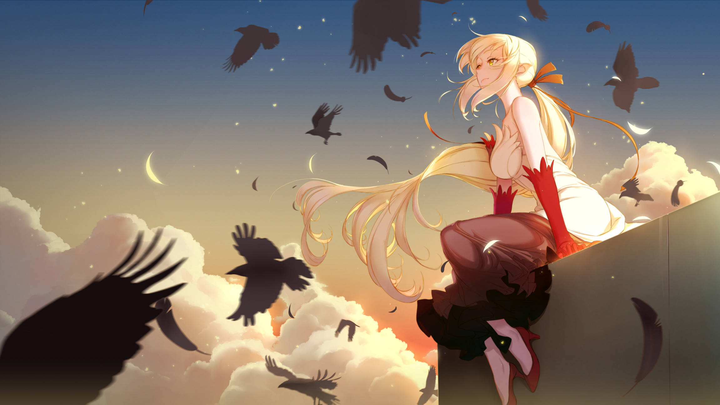 Monogatari 桌布 壁紙 — 一位金髮動漫女孩，帶有紅色點綴，坐在懸崖頂上，烏鴉在帶有新月形月亮的暮色天空中飛翔。