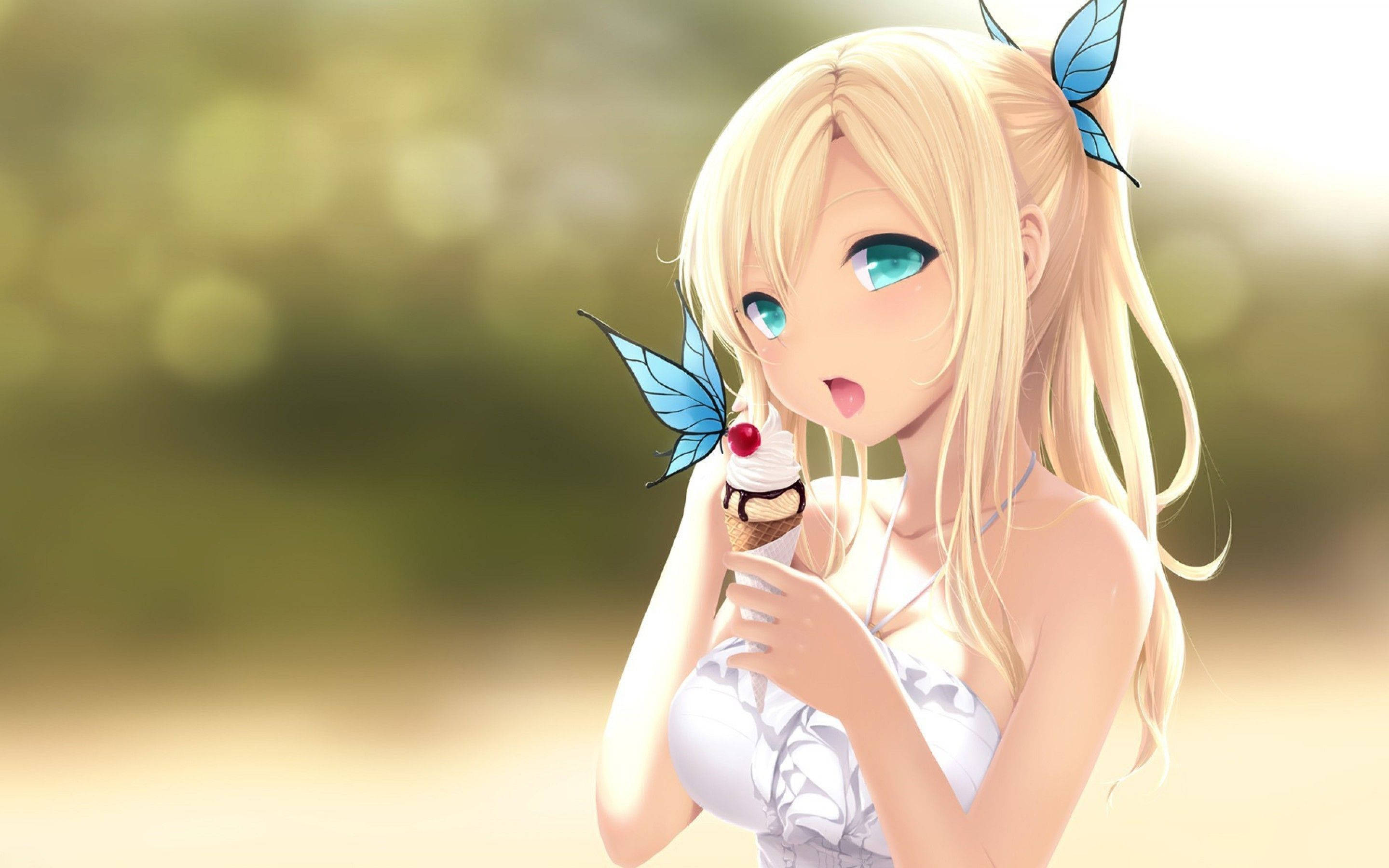 Girly Cartoon 桌布 壁紙 — 一位金髮動漫女孩，戴著藍色蝴蝶髮夾，拿著一個頂部有櫻桃的冰淇淋甜筒。