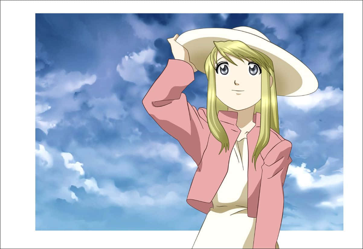 Winry Rockbell 桌布 壁紙 — 一位金髮動漫女孩，身穿粉紅色外套和白色帽子，在藍天白雲下溫柔微笑。