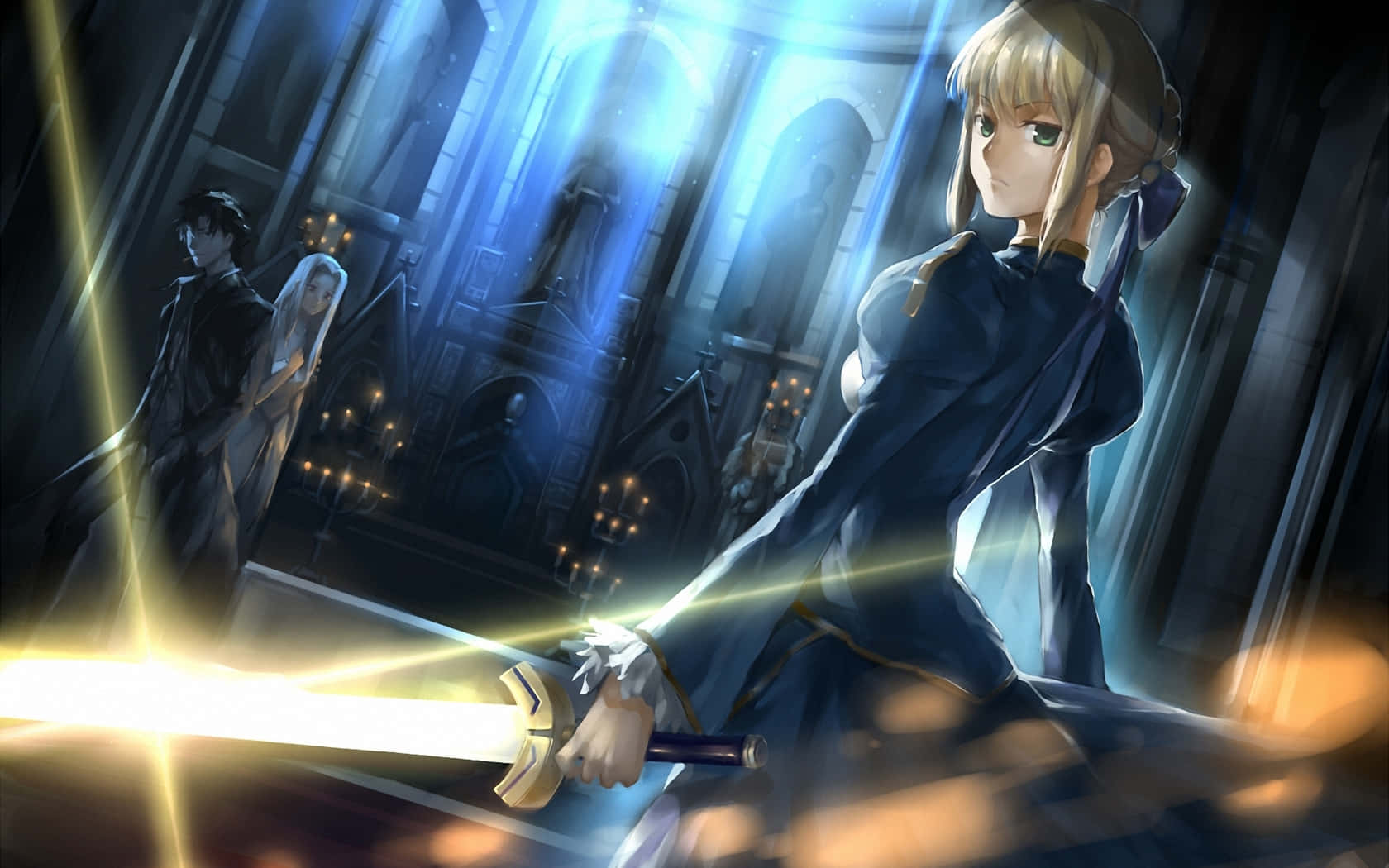 Saber Fate Stay Night 桌布 壁紙 — 一位金髮動漫女孩在哥德式大教堂中揮舞著發光的劍，背景有藍色光束和兩個人影。