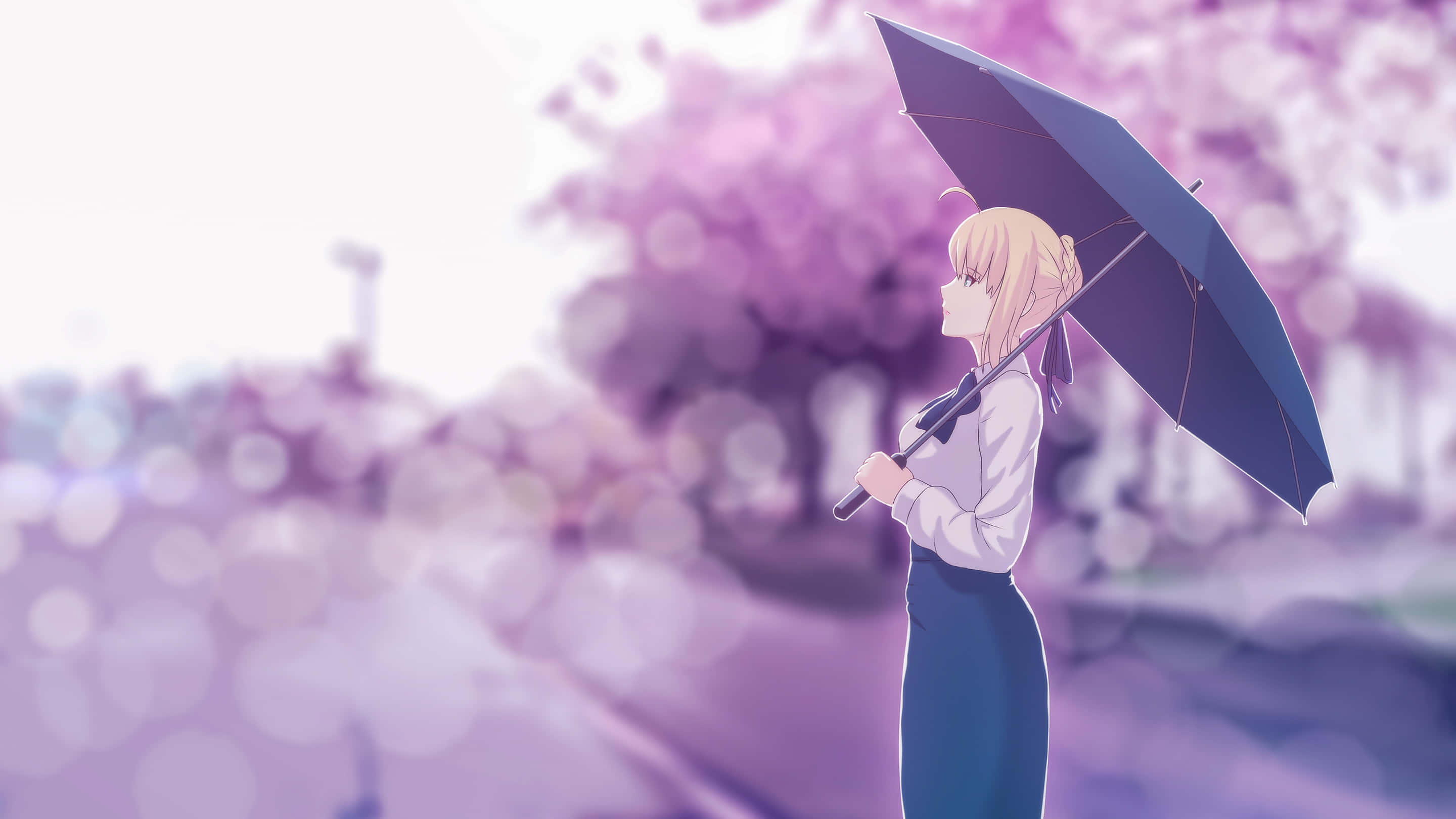 Saber 桌布 壁紙 — 一位金髮動漫女孩在夢幻般的春天場景中，站在柔和的紫色櫻花下，撐著一把黑色雨傘。