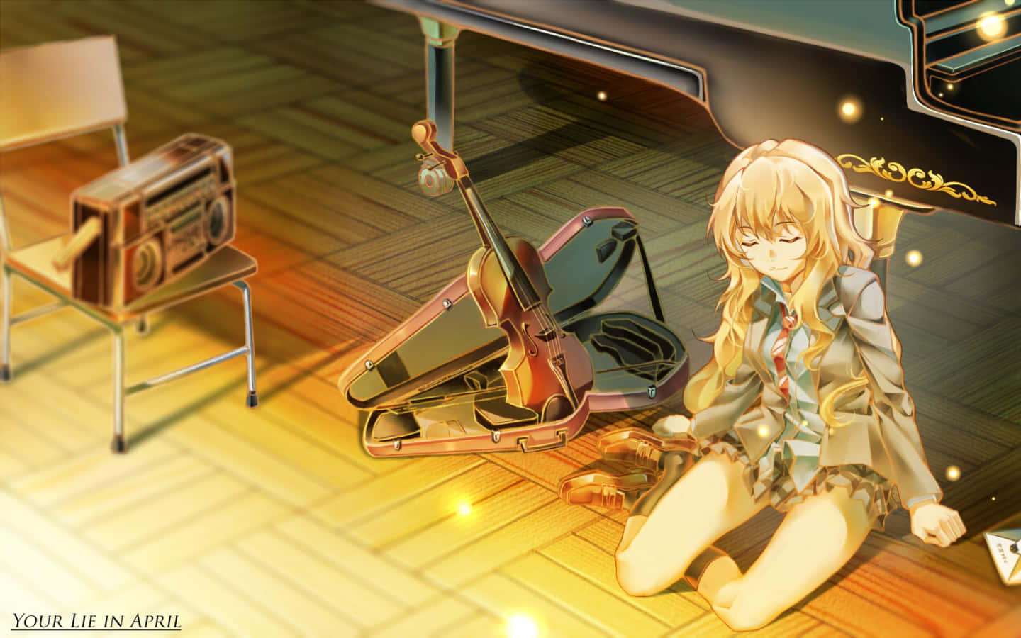 Your Lie In April 桌布 壁紙 — 一位金髮動漫女孩坐在木地板上，旁邊有一個打開的小提琴盒和一個復古音箱，在溫暖的金色燈光下。