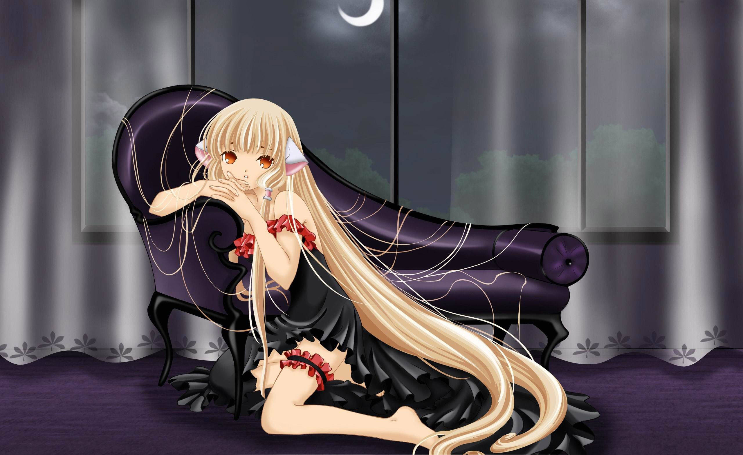 Chobits 桌布 壁紙 — 一位金髮動漫女孩穿著帶有紅色點綴的黑色連衣裙，在新月下的紫色貴妃椅上沉思地坐著。