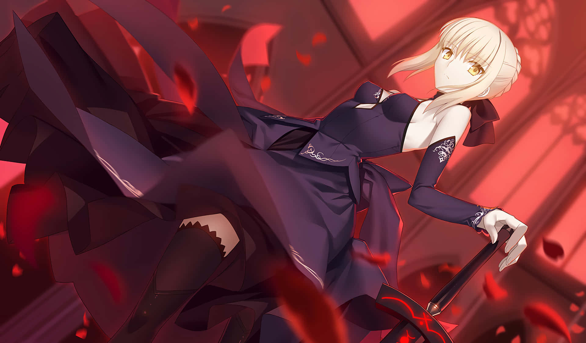 Saber Fate Stay Night 桌布 壁紙 — 一位金髮動漫女孩穿著深紫色連衣裙，在深紅色背景中手持手杖，周圍漂浮著紅色花瓣。