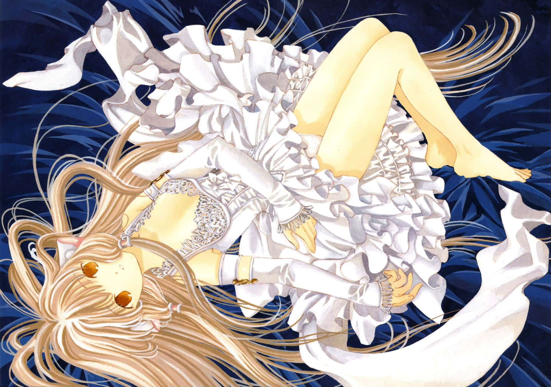 Chobits 桌布 壁紙 — 一位金髮動漫女孩穿著白色荷葉邊連衣裙，在深藍色背景上飄逸著頭髮優雅地漂浮。