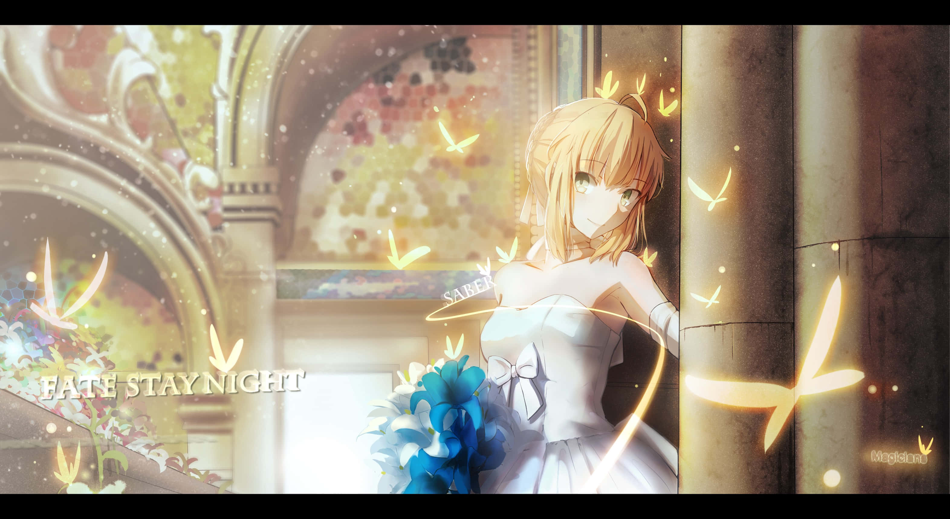 Saber Fate Stay Night 桌布 壁紙 — 一位金髮動漫女孩穿著白色連衣裙，在華麗的柱子旁手持藍色花朵，發光的蝴蝶在她周圍飛舞。