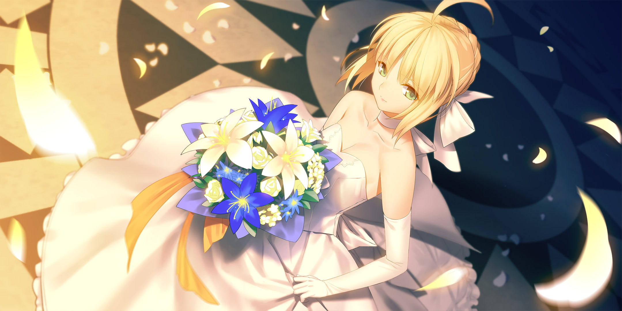 Wedding Dress 桌布 壁紙 — 一位金髮動漫女孩穿著白色連衣裙，在幾何金色和深藍色背景前手持藍白花束。